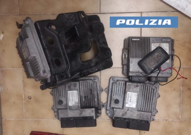 Auto e centraline rubate, chiavi bulgare e arnesi per lo scasso: 51enne denunciato a Catania