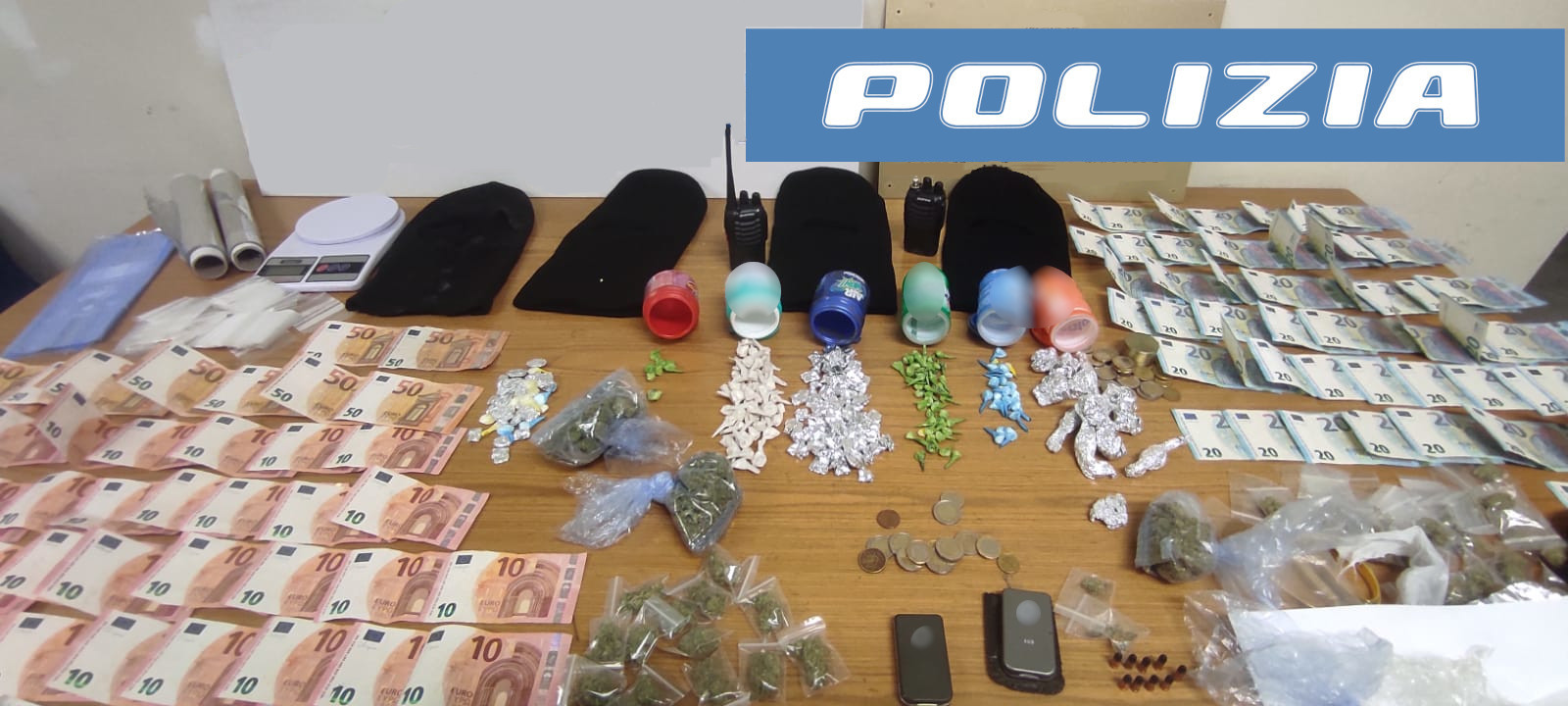 Arrestati cinque pusher in via Capo Passero, sequestrate oltre 300 dosi di droga