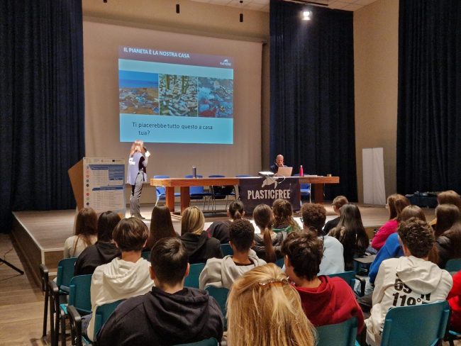 Il Liceo “Cutelli e Salanitro” per un mondo libero dalla plastica, incontro con Plastic Free Onlus