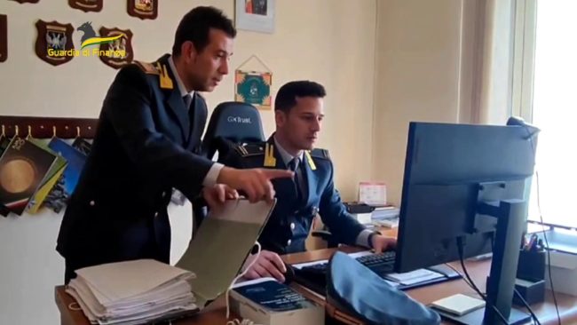 Avrebbero percepito indebitamente il reddito di cittadinanza: denunciate 73 persone