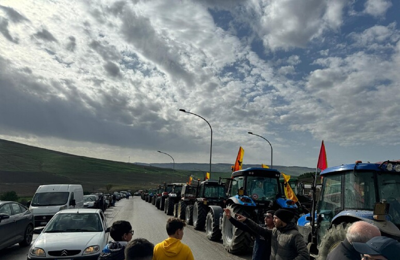 Protesta agricoltori, trattori sulla Palermo Sciacca