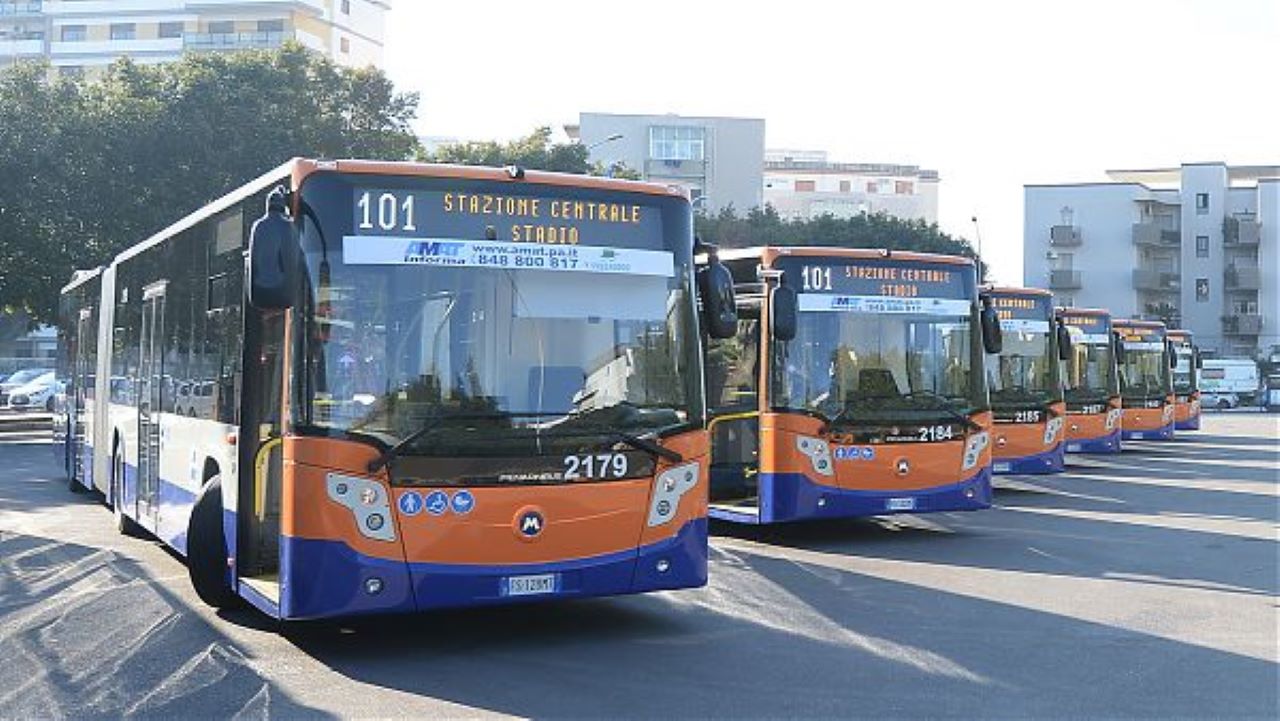 Lanciano sassi contro autobus a Palermo: i responsabili sarebbero alcuni ragazzini