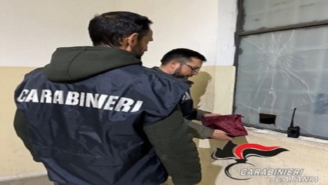 Blitz in un condominio di Librino: arrestati un pusher e due vedette