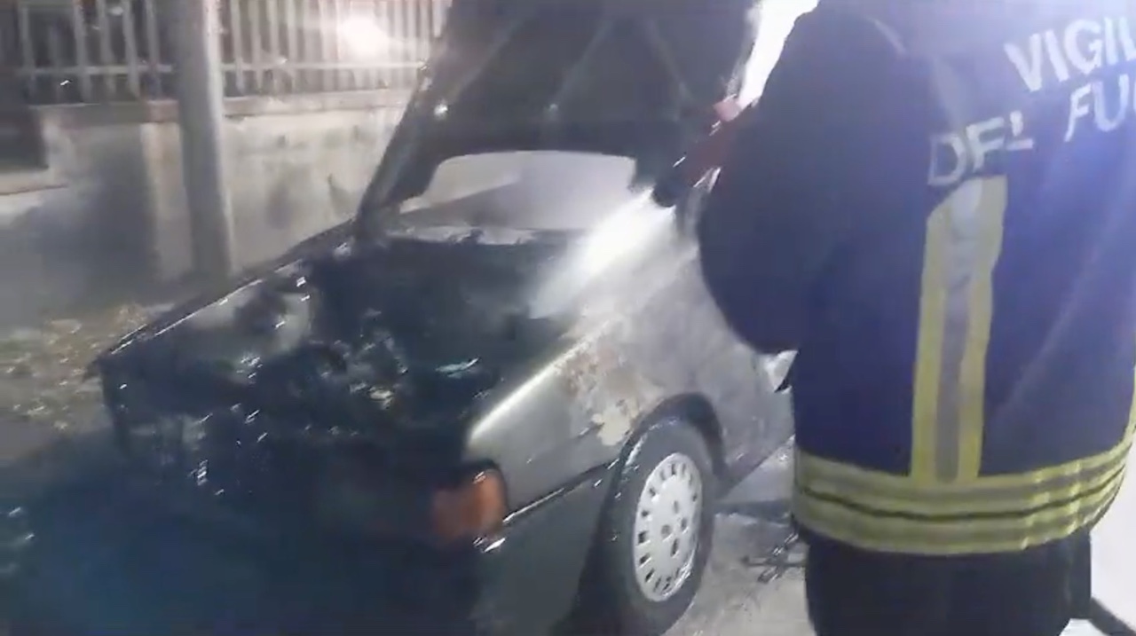 Notte di fuoco a Riposto, auto divorata dalle fiamme – VIDEO