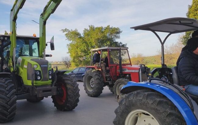 Prosegue la protesta dei produttori agricoli di Sciacca e Menfi, sulla Statale 115 con i trattori