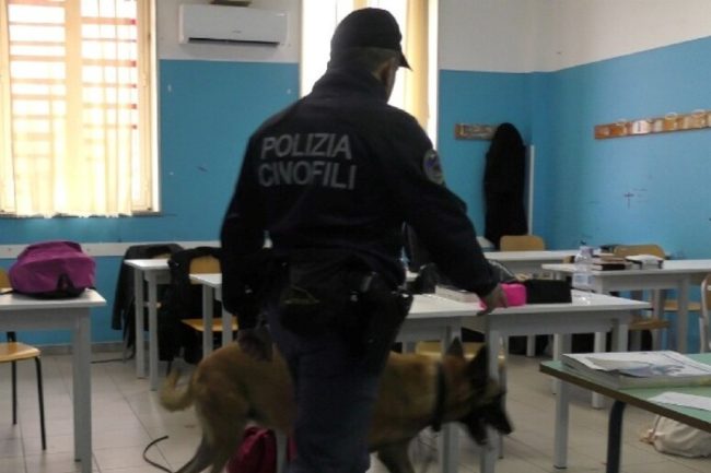 Droga e soldi nascosti dietro un termosifone a scuola