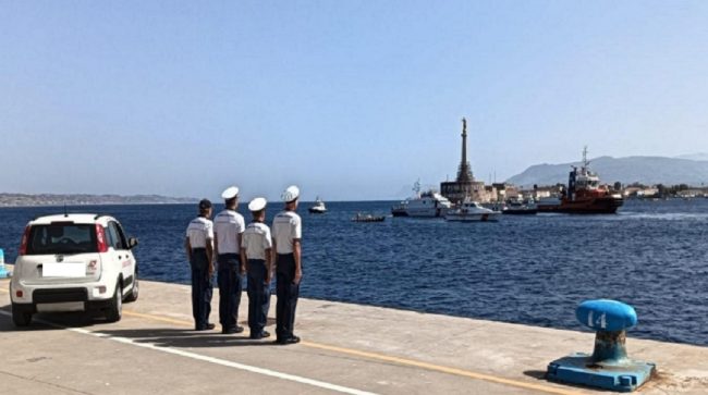 Promette di non far pagare verbali in cambio di pesce, arrestato militare della Capitaneria di Porto