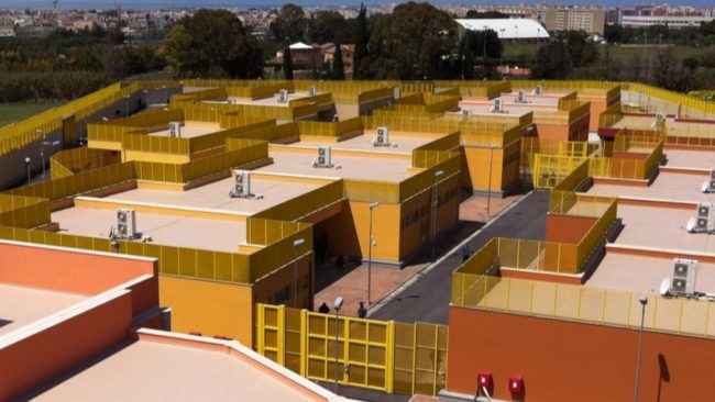Trapani, rivolta al centro migranti: materassi a fuoco