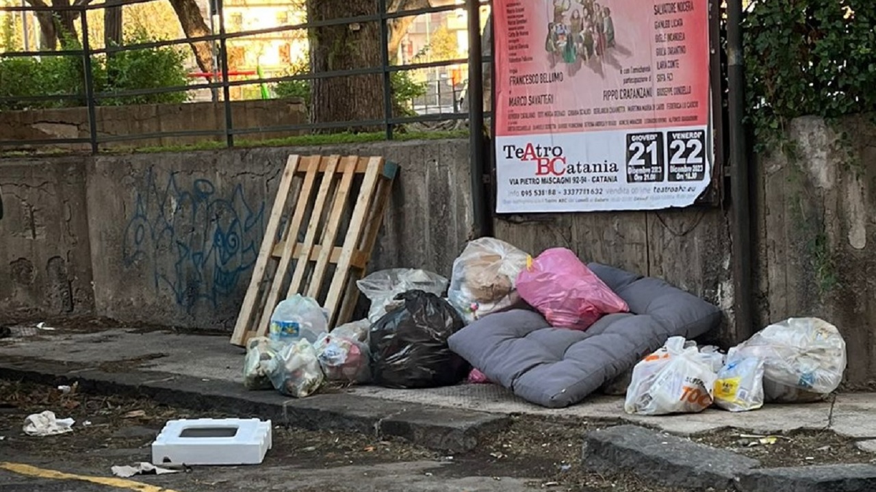 Emergenza rifiuti nel quartiere Borgo-Sanzio, la denuncia del Comitato Vulcania – FOTO