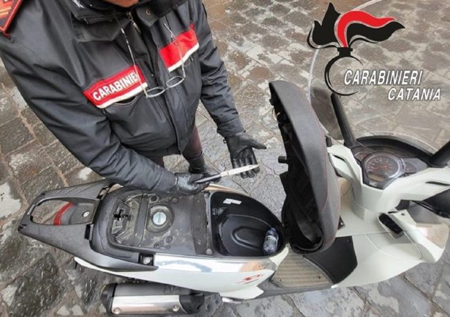 Catania, giovane a spasso con un coltello ma senza patente