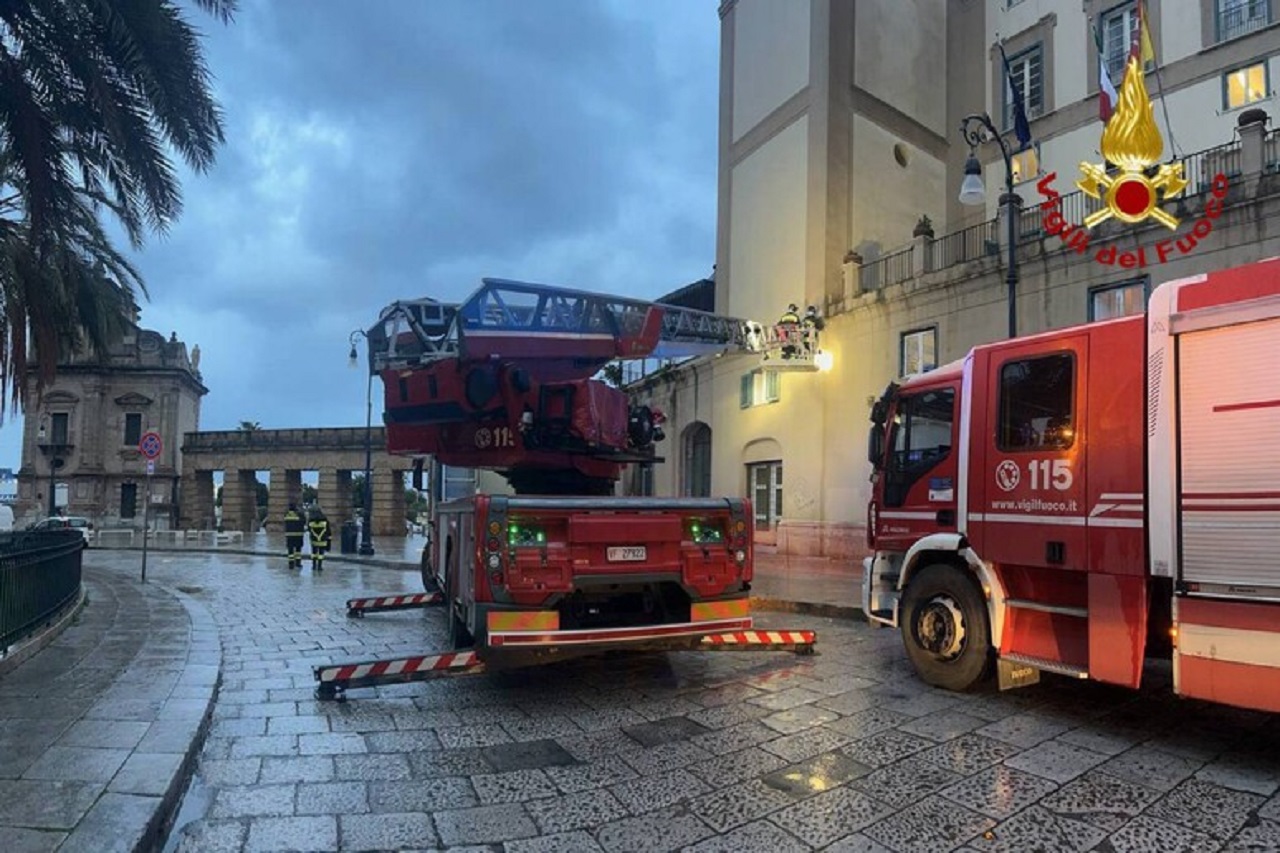 Cade intonaco da edificio Tar a Palermo, vietato il transito dei pedoni