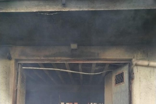 Maxi incendio in un magazzino, distrutte auto e moto