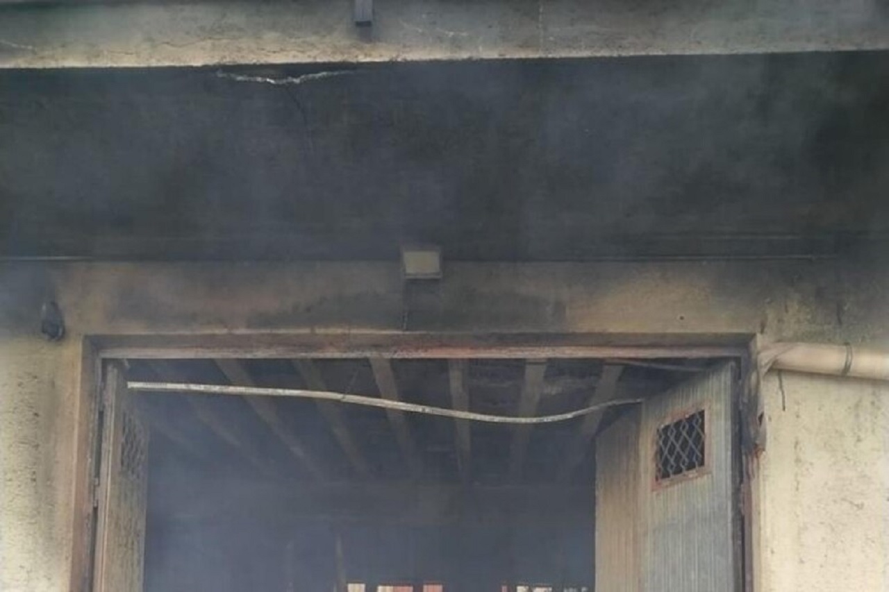 Maxi incendio in un magazzino, distrutte auto e moto