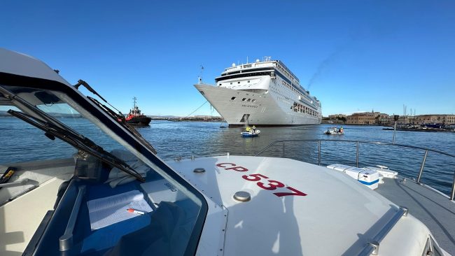 Si rompono gli ormeggi di una nave da crociera a Siracusa, recuperate due ancore – VIDEO
