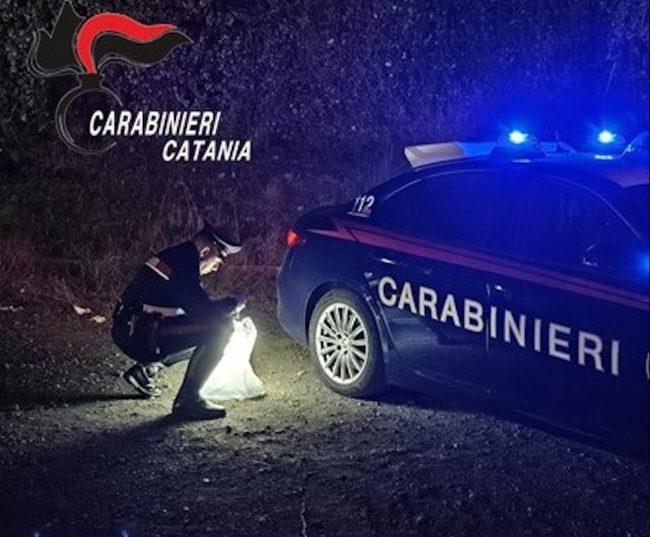 Uno lancia la droga dal furgone, l’altro dal balcone: due arresti ad Acireale