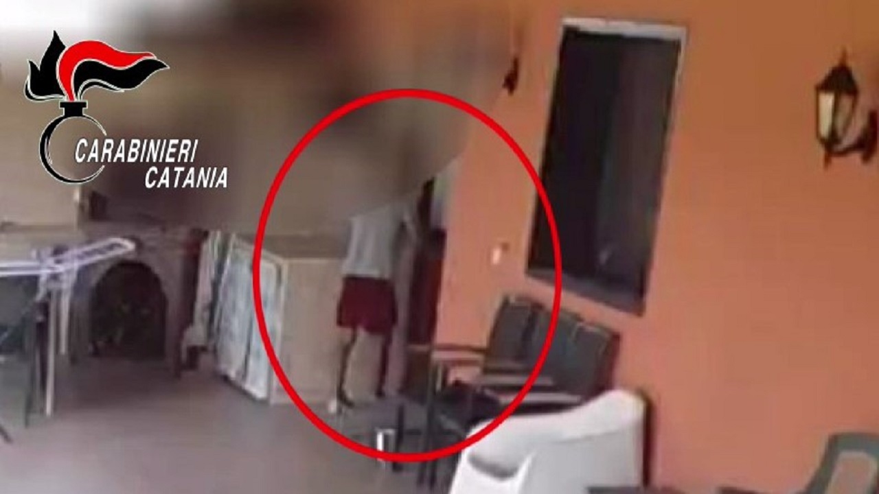 Svaligia una villetta senza svegliare una 18enne che dormiva, “incastrato” dai tatuaggi