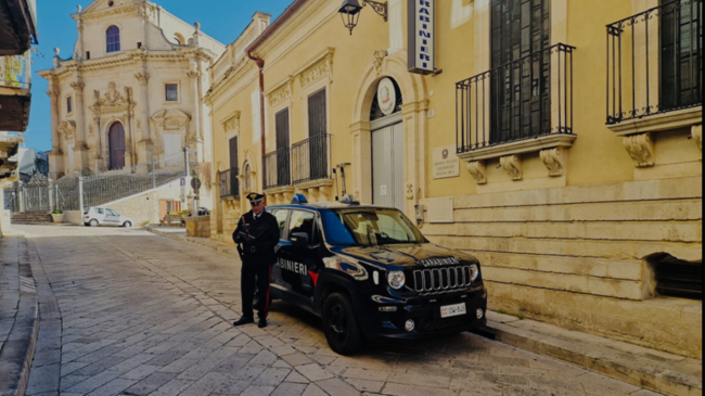 Furto di gioielli preziosi, un’auto e un cellulare: denunciati tre pregiudicati a Ragusa