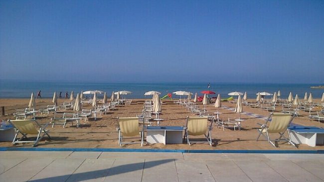 Fiamme a Marina di Modica, distrutto lo stabilimento del lido Sud