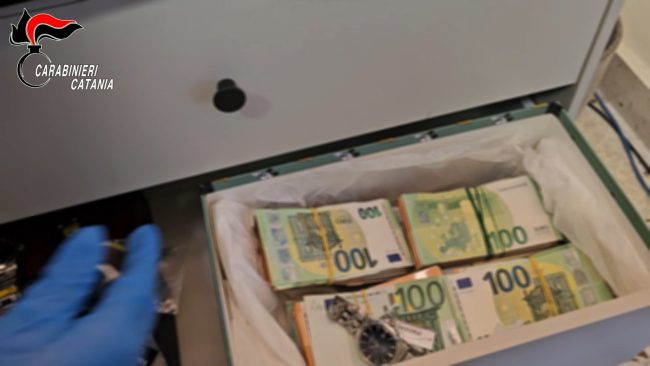 Rubava soldi e preziosi da una nota gioielleria di via Etnea: arrestato 34enne – VIDEO