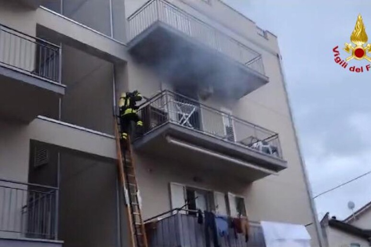 Fuga di gas e deflagrazione di una stufa causano incendio in un appartamento di via Tripoli