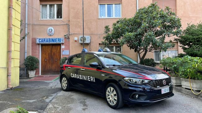 Litiga con i familiari per l’eredità e appicca incendio nella loro casa: arrestato 36enne