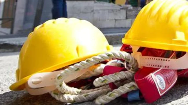 Viene colpito dalla cabina mentre ripara un ascensore, operaio ricoverato al Civico di Palermo