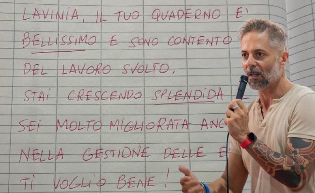 Frasi motivazionali al posto dei voti, chi è il maestro siciliano che ha fatto breccia nel cuore del web