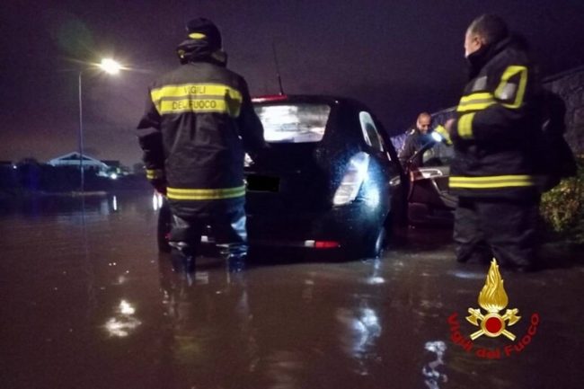 Maltempo nel Catanese, notte di lavoro per i vigili del fuoco. Scuole chiuse in diversi Comuni