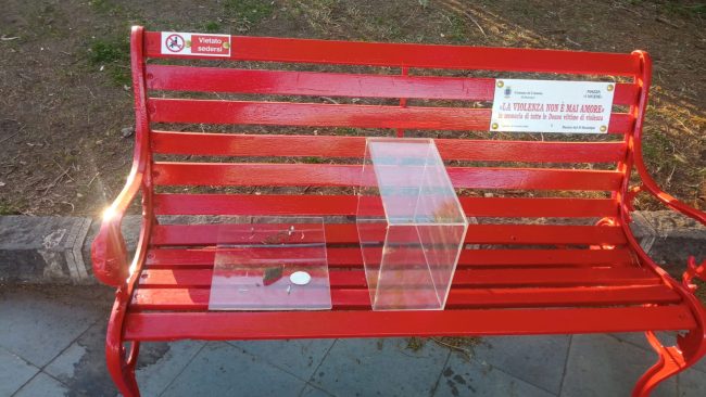 Furto scarpe alla panchina rossa di piazza I Vicerè nel II municipio di Catania