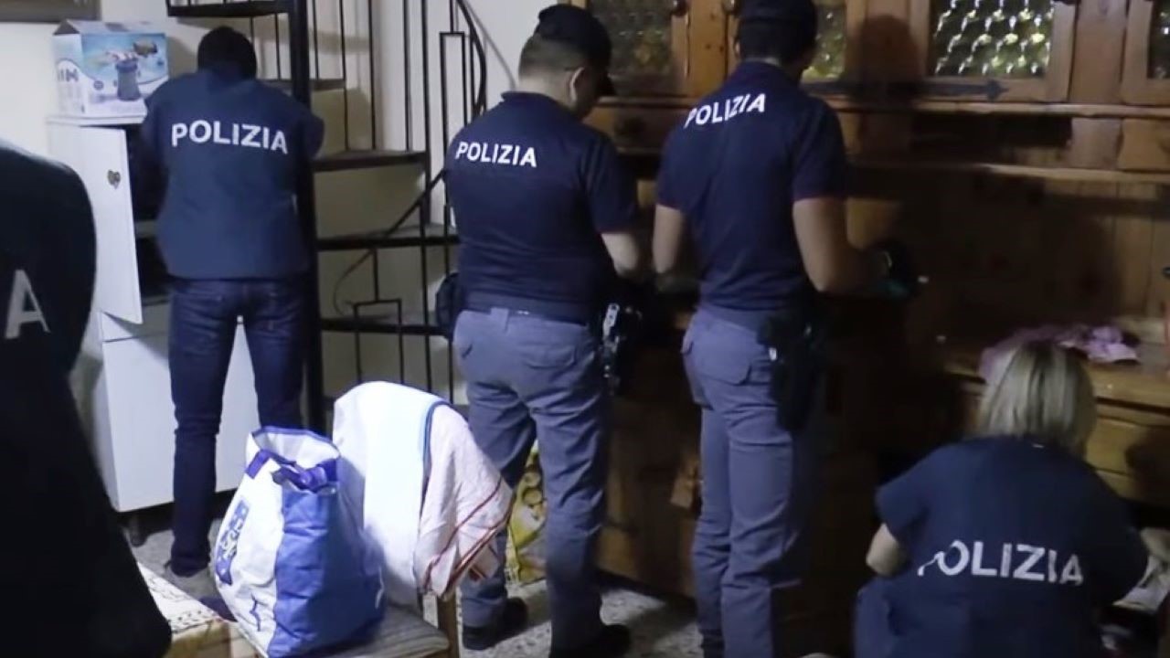 Aveva un chilo di cocaina e armi in garage: arrestato a Gela