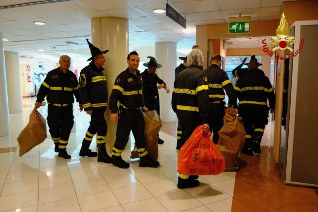 Befana Benefica 2024, i vigili del fuoco di Catania portano doni ai piccoli pazienti del Cannizzaro e Policlinico