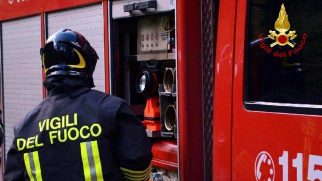 Catania, cade dal quarto piano e si schianta sul terrazzino sottostante: morto 60enne