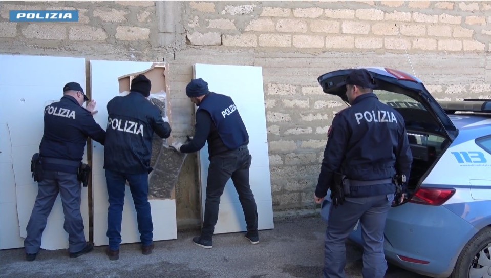 Maxi sequestro di marijuana a Niscemi: droga nei telai delle porte, tre arresti – VIDEO