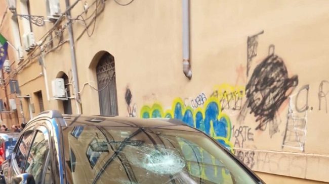 Colpi di spranga contro il parabrezza, una decina di auto nel mirino di un ambulante