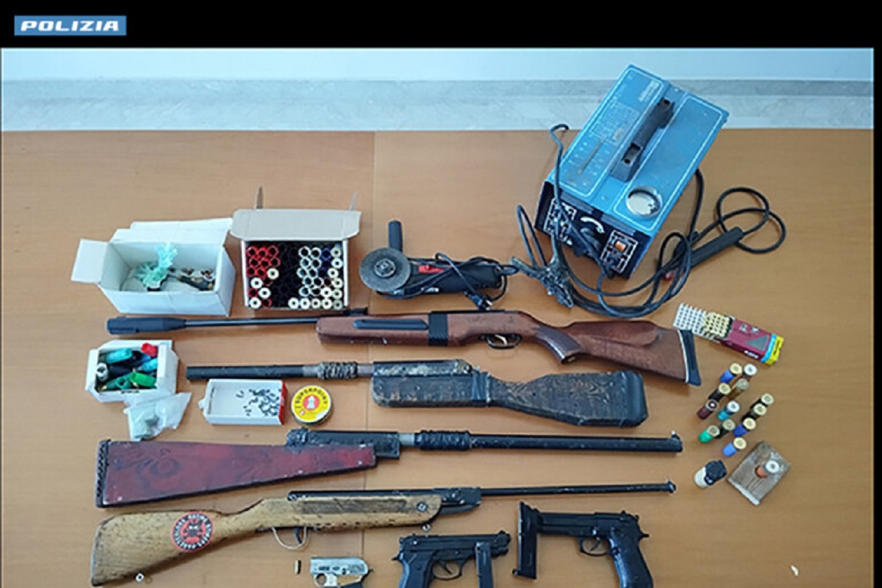 Lentini, fabbricava armi artigianali nel suo garage: arrestato