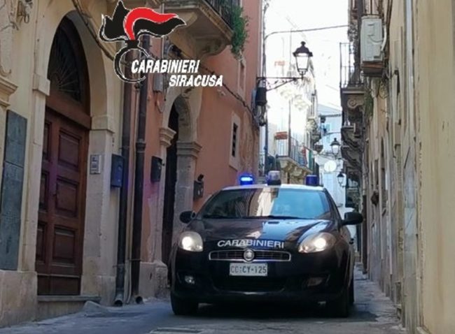 Metteva la droga nei panini: arrestato dipendente di un supermercato per spaccio