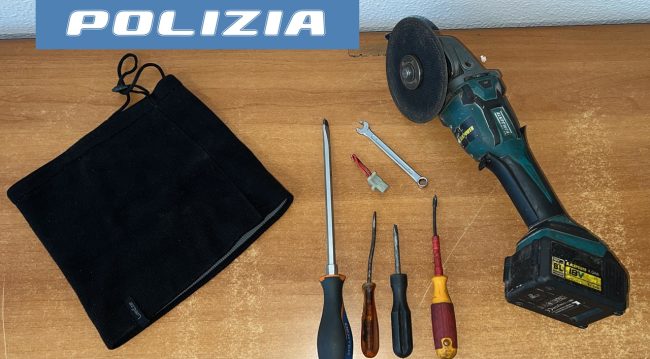 Catania, 20enne viola i domiciliari e circola a bordo di un motorino con grimaldelli e flex