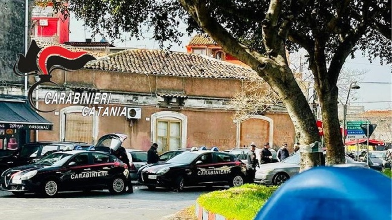 Catania, blitz in un appartamento diventato “minimarket della droga”: arrestati due giovani pusher