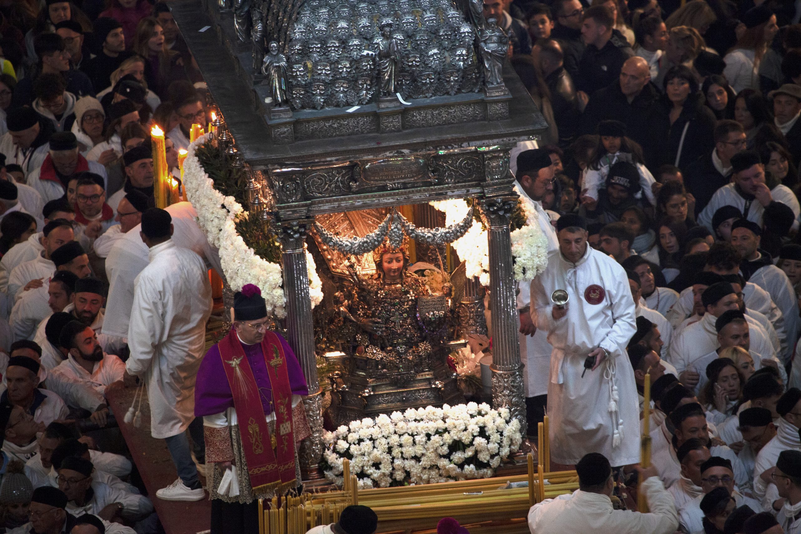 Sant’Agata rientra in Cattedrale, si chiude così il giro interno: la DIRETTA