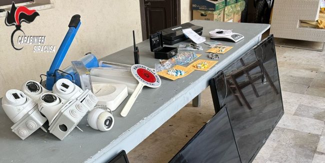 Siracusa, blitz nel covo dello spaccio: incastrato 40enne