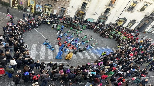 Il Giovedì Grasso ad Acireale che ha raccontato la Sicilia grazie ai “piccolissimi”