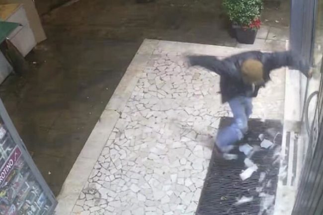Palermo, scaglia lavandino contro ingresso bar e scappa
