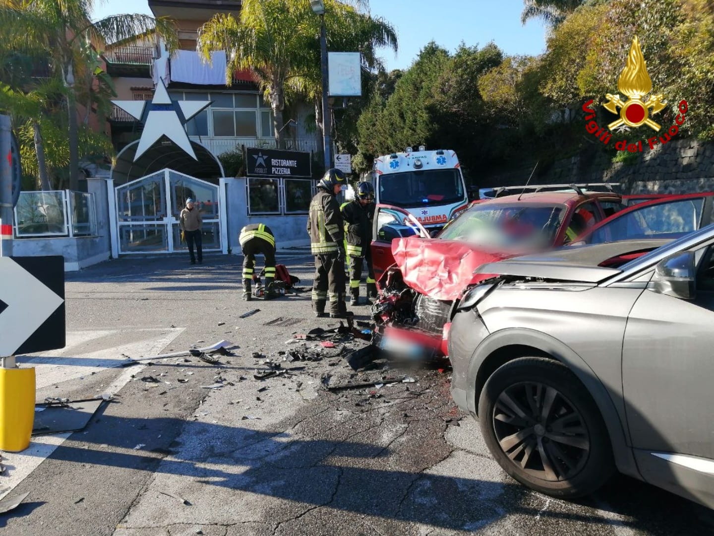 Incidente stradale ad Aci Catena, violento scontro tra 2 auto: 4 feriti, grave una donna