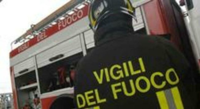 Passa col camion e distrugge mezzo balcone, poi scappa via