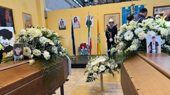 Strage di Altavilla Milicia, la camera ardente per i due fratellini uccisi: proclamato lutto cittadino