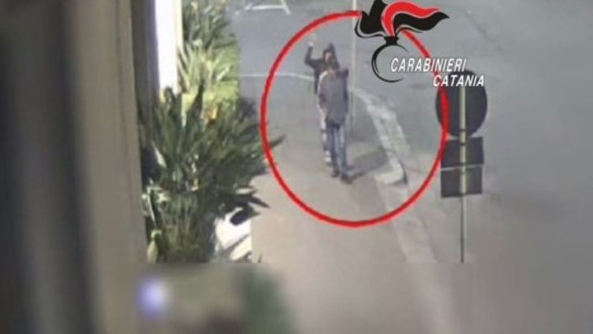 Picchia un anziano per derubarlo in pieno centro a Catania: arrestato un 39enne straniero – VIDEO