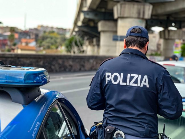 Giravano ad alta velocità lungo le strade di Licata: sorpresi marito e moglie con droga in auto