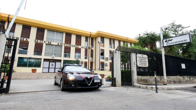 Sparano con un fucile e postano video sui social: nei guai coppia “esplosiva” a Sciara