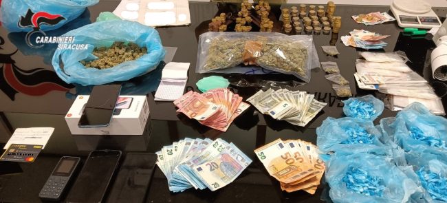 Lotta senza sosta allo spaccio di stupefacenti, sequestrata droga e armi: due 20enni arrestati a Siracusa