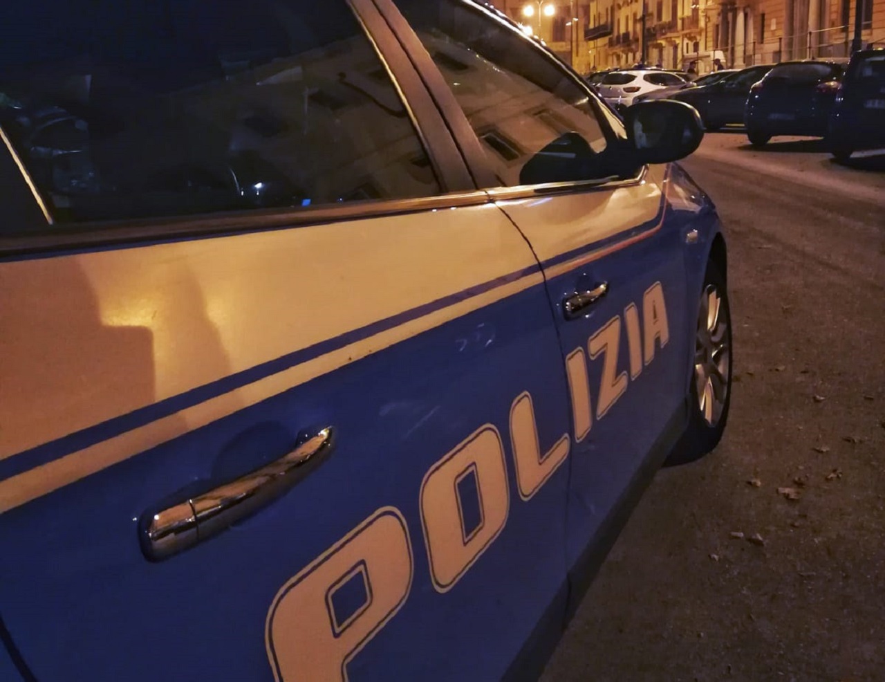 La spaccata alla vetrina, la fuga e l’arrivo della polizia: 2 arresti in centro a Palermo